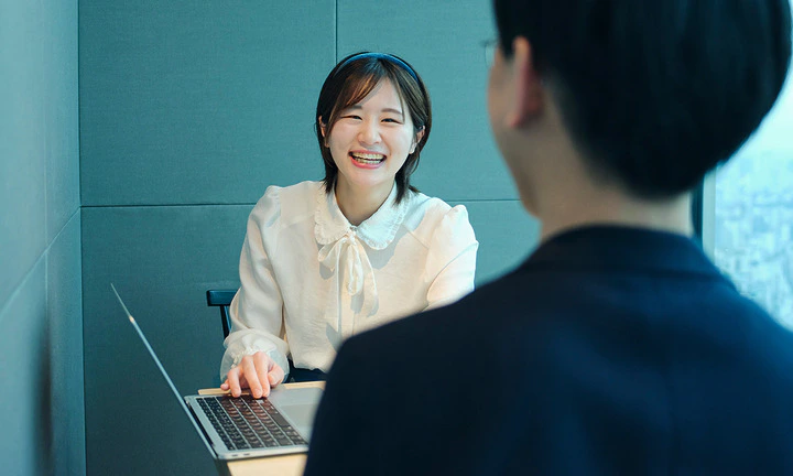 笑顔の女性と男性