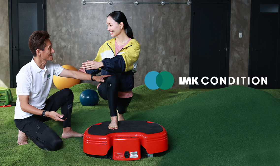 IMK CONDITIONのトレーニング施設で運動指導している様子