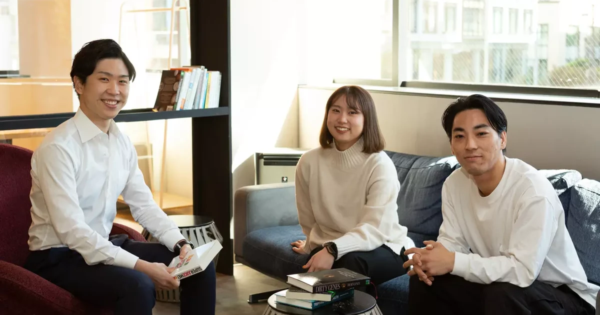 株式会社IMKのスタッフが笑顔で写っているオフィス内の集合写真
