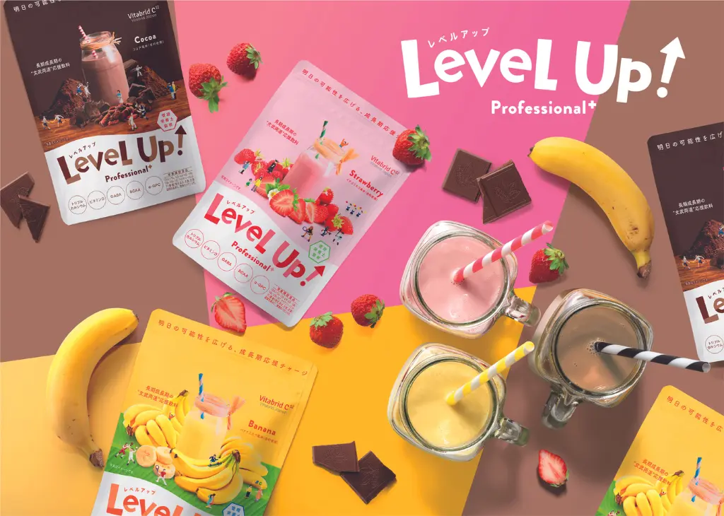 株式会社ビタブリッドジャパンの「Level Up」シリーズ。チョコ、ストロベリー、バナナ味のプロテインシェイクとフルーツやチョコレートが並んでいる。
