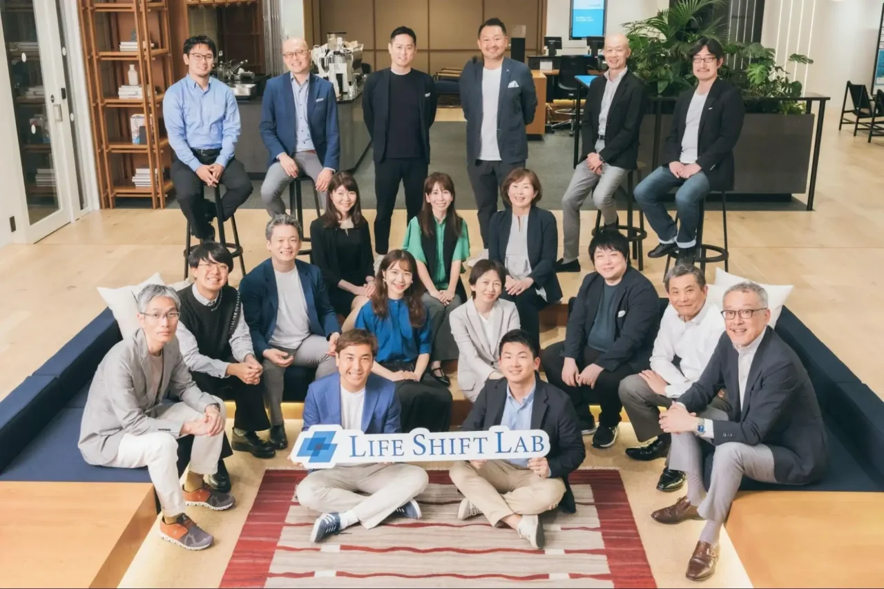 キャリア支援スクール「Life Shift Lab」のチーム・スタッフ集合写真。多様な年齢層のビジネスパーソンが参加。