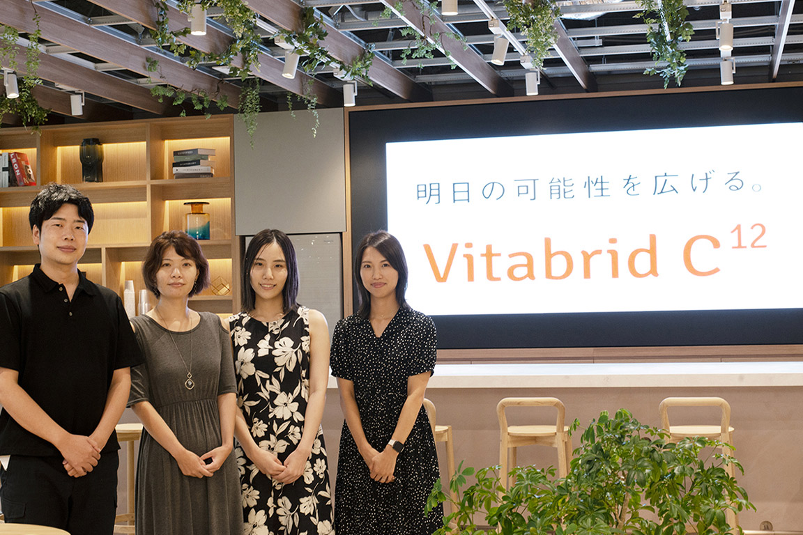 株式会社ビタブリッドジャパンのスタッフがカスタマーリングス活用事例のイベントで集合写真に写っている様子